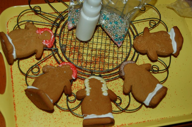 decorating gingerbread people